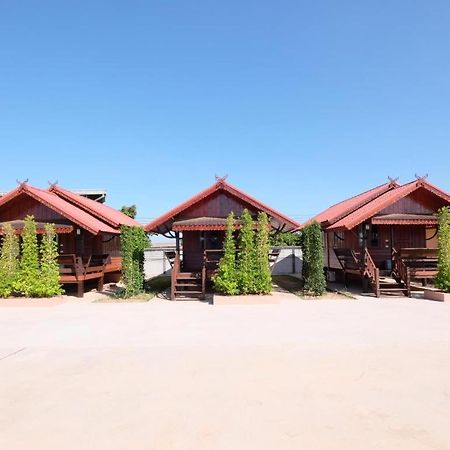 Prakaithong Hotel Amphoe Sawang Daen Din Bagian luar foto