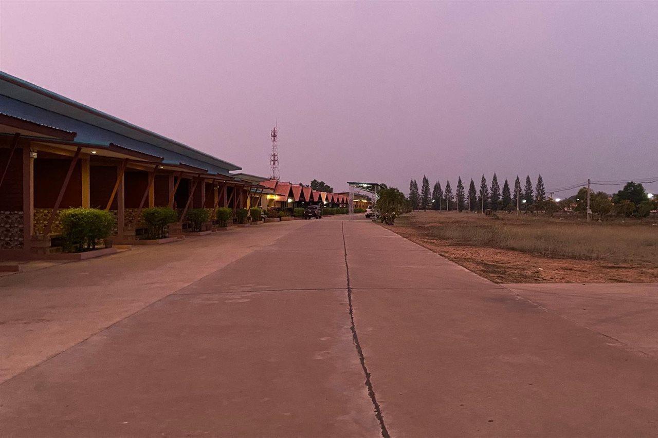 Prakaithong Hotel Amphoe Sawang Daen Din Bagian luar foto