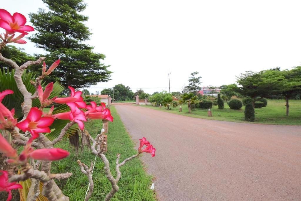 Prakaithong Hotel Amphoe Sawang Daen Din Bagian luar foto